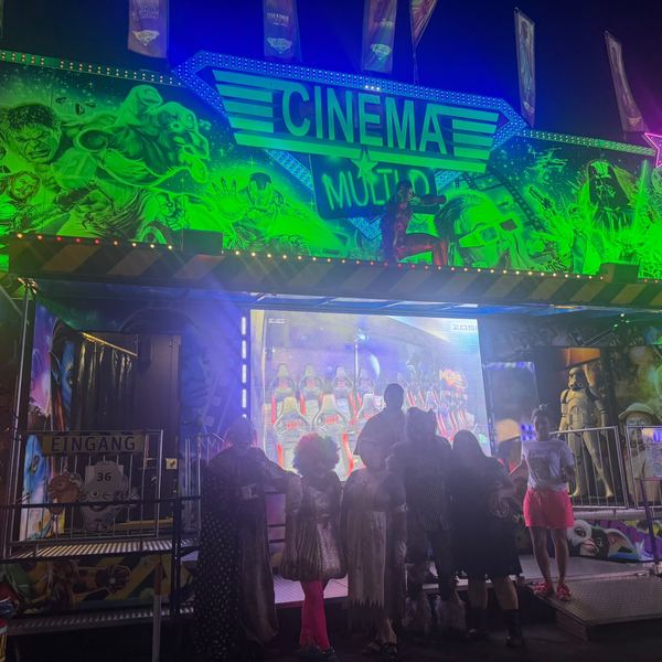 Cinema Multi D im Neonlicht bei Nacht